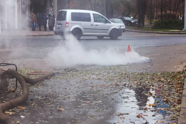 Odessa, Ukrayna - 28 Kasım 2018: Isıtma ana kaza. Sıcak su ile Borular patlamış. Kış ısıtma boruları soğuk frost ve patlama dayanamadı. Sıcak su buhar. Pompa ile acil kurtarma ekipleri
