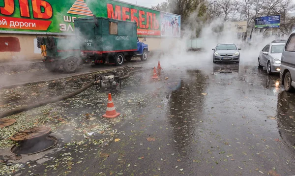 Odessa, Ukrayna - 28 Kasım 2018: Isıtma ana kaza. Sıcak su ile Borular patlamış. Kış ısıtma boruları soğuk frost ve patlama dayanamadı. Sıcak su buhar. Pompa ile acil kurtarma ekipleri