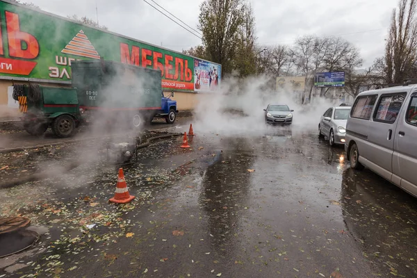 Odessa, Ukrayna - 28 Kasım 2018: Isıtma ana kaza. Sıcak su ile Borular patlamış. Kış ısıtma boruları soğuk frost ve patlama dayanamadı. Sıcak su buhar. Pompa ile acil kurtarma ekipleri