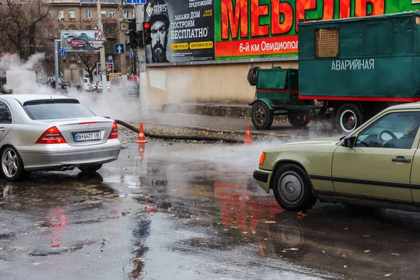 Odessa, Ukrayna - 28 Kasım 2018: Isıtma ana kaza. Sıcak su ile Borular patlamış. Kış ısıtma boruları soğuk frost ve patlama dayanamadı. Sıcak su buhar. Pompa ile acil kurtarma ekipleri