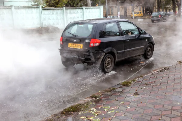 Odessa, Ukrayna - 28 Kasım 2018: Isıtma ana kaza. Sıcak su ile Borular patlamış. Kış ısıtma boruları soğuk frost ve patlama dayanamadı. Sıcak su buhar. Pompa ile acil kurtarma ekipleri