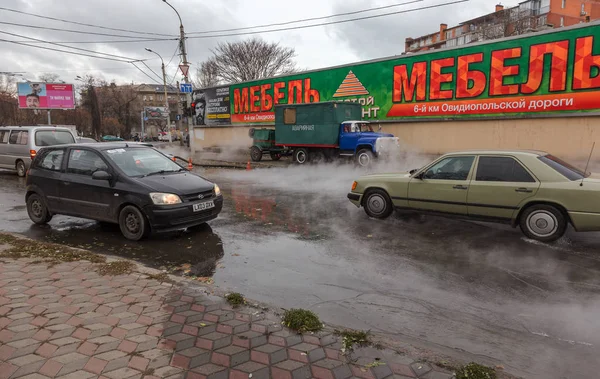 Odessa, Ukrayna - 28 Kasım 2018: Isıtma ana kaza. Sıcak su ile Borular patlamış. Kış ısıtma boruları soğuk frost ve patlama dayanamadı. Sıcak su buhar. Pompa ile acil kurtarma ekipleri