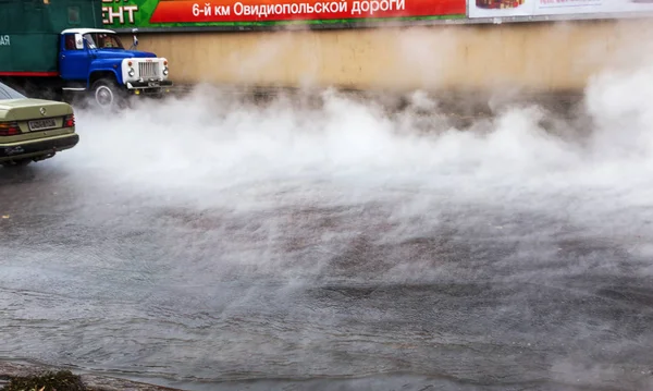 Odessa, Ukrayna - 28 Kasım 2018: Isıtma ana kaza. Sıcak su ile Borular patlamış. Kış ısıtma boruları soğuk frost ve patlama dayanamadı. Sıcak su buhar. Pompa ile acil kurtarma ekipleri