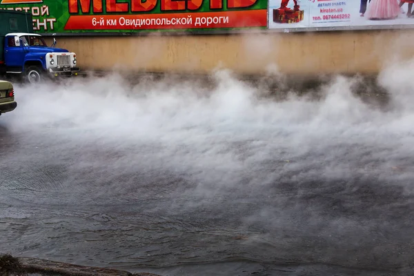 Odessa, Ukrayna - 28 Kasım 2018: Isıtma ana kaza. Sıcak su ile Borular patlamış. Kış ısıtma boruları soğuk frost ve patlama dayanamadı. Sıcak su buhar. Pompa ile acil kurtarma ekipleri