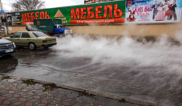 Odessa, Ukrayna - 28 Kasım 2018: Isıtma ana kaza. Sıcak su ile Borular patlamış. Kış ısıtma boruları soğuk frost ve patlama dayanamadı. Sıcak su buhar. Pompa ile acil kurtarma ekipleri