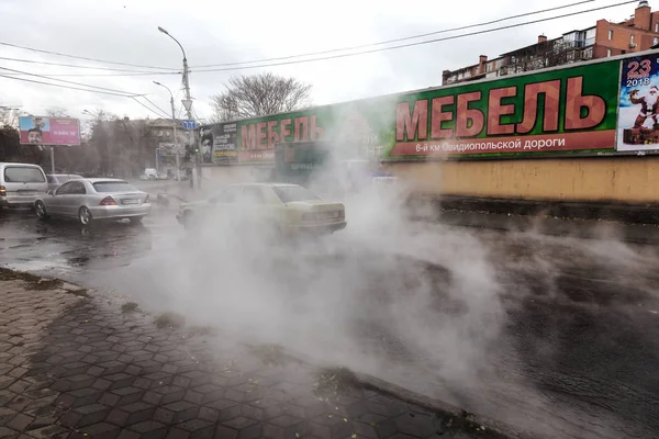 Odessa, Ukrayna - 28 Kasım 2018: Isıtma ana kaza. Sıcak su ile Borular patlamış. Kış ısıtma boruları soğuk frost ve patlama dayanamadı. Sıcak su buhar. Pompa ile acil kurtarma ekipleri