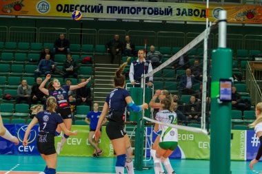 Odessa, Ukrayna 27 Kasım 2018: 2019 CEV Voleybol CUP - Kadınlar 16. Finali Khimik YUZHNY (UKR) - yeşil Swietelsky BEKESCSABA (HUN) - mavi. Resmi Avrupa Voleybol Turnuvası Balosu