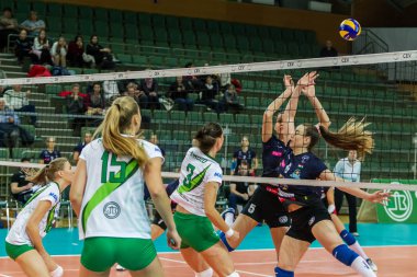 Odessa, Ukrayna 27 Kasım 2018: 2019 CEV Voleybol CUP - Kadınlar 16. Finali Khimik YUZHNY (UKR) - yeşil Swietelsky BEKESCSABA (HUN) - mavi. Resmi Avrupa Voleybol Turnuvası Balosu