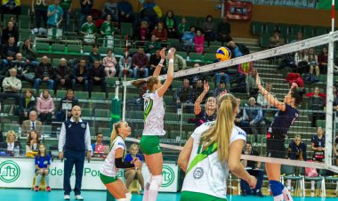 Odessa, Ukrayna 27 Kasım 2018: 2019 CEV Voleybol CUP - Kadınlar 16. Finali Khimik YUZHNY (UKR) - yeşil Swietelsky BEKESCSABA (HUN) - mavi. Resmi Avrupa Voleybol Turnuvası Balosu