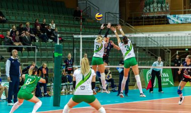 Odessa, Ukrayna 27 Kasım 2018: 2019 CEV Voleybol CUP - Kadınlar 16. Finali Khimik YUZHNY (UKR) - yeşil Swietelsky BEKESCSABA (HUN) - mavi. Resmi Avrupa Voleybol Turnuvası Balosu