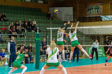 Odessa, Ukrayna 27 Kasım 2018: 2019 CEV Voleybol CUP - Kadınlar 16. Finali Khimik YUZHNY (UKR) - yeşil Swietelsky BEKESCSABA (HUN) - mavi. Resmi Avrupa Voleybol Turnuvası Balosu