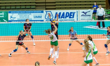 Odessa, Ukrayna 27 Kasım 2018: 2019 CEV Voleybol CUP - Kadınlar 16. Finali Khimik YUZHNY (UKR) - yeşil Swietelsky BEKESCSABA (HUN) - mavi. Resmi Avrupa Voleybol Turnuvası Balosu