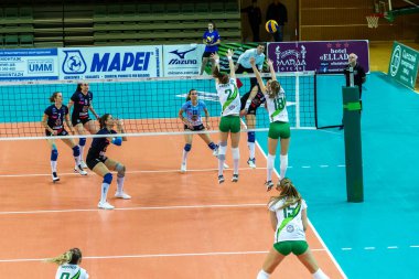 Odessa, Ukrayna 27 Kasım 2018: 2019 CEV Voleybol CUP - Kadınlar 16. Finali Khimik YUZHNY (UKR) - yeşil Swietelsky BEKESCSABA (HUN) - mavi. Resmi Avrupa Voleybol Turnuvası Balosu