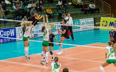 Odessa, Ukrayna 27 Kasım 2018: 2019 CEV Voleybol CUP - Kadınlar 16. Finali Khimik YUZHNY (UKR) - yeşil Swietelsky BEKESCSABA (HUN) - mavi. Resmi Avrupa Voleybol Turnuvası Balosu