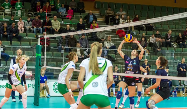 Odessa, Ukrayna 27 Kasım 2018: 2019 CEV Voleybol CUP - Kadınlar 16. Finali Khimik YUZHNY (UKR) - yeşil Swietelsky BEKESCSABA (HUN) - mavi. Resmi Avrupa Voleybol Turnuvası Balosu