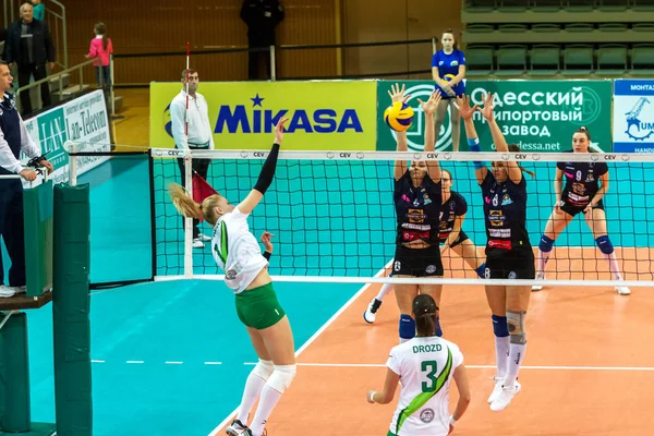 Odessa, Ukrayna 27 Kasım 2018: 2019 CEV Voleybol CUP - Kadınlar 16. Finali Khimik YUZHNY (UKR) - yeşil Swietelsky BEKESCSABA (HUN) - mavi. Resmi Avrupa Voleybol Turnuvası Balosu