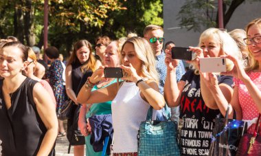 Odessa, Ukrayna - 1 Eylül 2018: Mutlu anne-babalar, anneler almak pitoresk-in akıllı çocukları telefonda bilgi -1 festival sırasında Eylül, bilgi günü