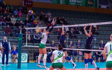 Odessa, Ukrayna 27 Kasım 2018: 2019 CEV Voleybol CUP - Kadınlar 16. Finali Khimik YUZHNY (UKR) - yeşil Swietelsky BEKESCSABA (HUN) - mavi. Resmi Avrupa Voleybol Turnuvası Balosu
