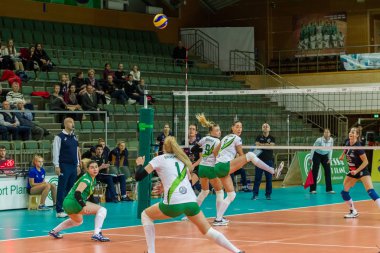 Odessa, Ukrayna 27 Kasım 2018: 2019 CEV Voleybol CUP - Kadınlar 16. Finali Khimik YUZHNY (UKR) - yeşil Swietelsky BEKESCSABA (HUN) - mavi. Resmi Avrupa Voleybol Turnuvası Balosu