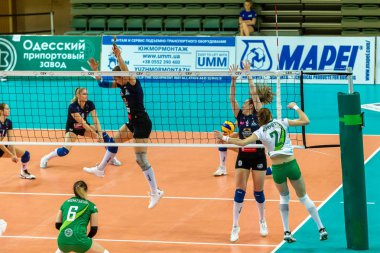Odessa, Ukrayna 27 Kasım 2018: 2019 CEV Voleybol CUP - Kadınlar 16. Finali Khimik YUZHNY (UKR) - yeşil Swietelsky BEKESCSABA (HUN) - mavi. Resmi Avrupa Voleybol Turnuvası Balosu