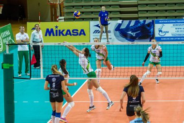 Odessa, Ukrayna 27 Kasım 2018: 2019 CEV Voleybol CUP - Kadınlar 16. Finali Khimik YUZHNY (UKR) - yeşil Swietelsky BEKESCSABA (HUN) - mavi. Resmi Avrupa Voleybol Turnuvası Balosu