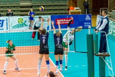 Odessa, Ukrayna 27 Kasım 2018: 2019 CEV Voleybol CUP - Kadınlar 16. Finali Khimik YUZHNY (UKR) - yeşil Swietelsky BEKESCSABA (HUN) - mavi. Resmi Avrupa Voleybol Turnuvası Balosu