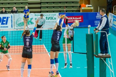 Odessa, Ukrayna 27 Kasım 2018: 2019 CEV Voleybol CUP - Kadınlar 16. Finali Khimik YUZHNY (UKR) - yeşil Swietelsky BEKESCSABA (HUN) - mavi. Resmi Avrupa Voleybol Turnuvası Balosu