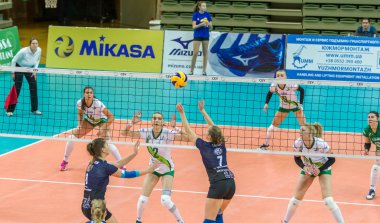 Odessa, Ukrayna 27 Kasım 2018: 2019 CEV Voleybol CUP - Kadınlar 16. Finali Khimik YUZHNY (UKR) - yeşil Swietelsky BEKESCSABA (HUN) - mavi. Resmi Avrupa Voleybol Turnuvası Balosu