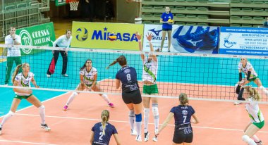 Odessa, Ukrayna 27 Kasım 2018: 2019 CEV Voleybol CUP - Kadınlar 16. Finali Khimik YUZHNY (UKR) - yeşil Swietelsky BEKESCSABA (HUN) - mavi. Resmi Avrupa Voleybol Turnuvası Balosu