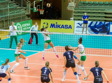 Odessa, Ukrayna 27 Kasım 2018: 2019 CEV Voleybol CUP - Kadınlar 16. Finali Khimik YUZHNY (UKR) - yeşil Swietelsky BEKESCSABA (HUN) - mavi. Resmi Avrupa Voleybol Turnuvası Balosu