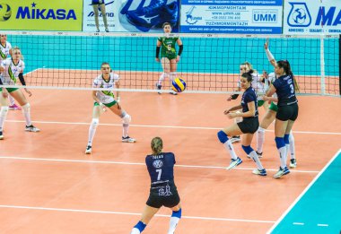 Odessa, Ukrayna 27 Kasım 2018: 2019 CEV Voleybol CUP - Kadınlar 16. Finali Khimik YUZHNY (UKR) - yeşil Swietelsky BEKESCSABA (HUN) - mavi. Resmi Avrupa Voleybol Turnuvası Balosu
