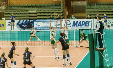 Odessa, Ukrayna 27 Kasım 2018: 2019 CEV Voleybol CUP - Kadınlar 16. Finali Khimik YUZHNY (UKR) - yeşil Swietelsky BEKESCSABA (HUN) - mavi. Resmi Avrupa Voleybol Turnuvası Balosu