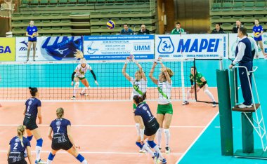 Odessa, Ukrayna 27 Kasım 2018: 2019 CEV Voleybol CUP - Kadınlar 16. Finali Khimik YUZHNY (UKR) - yeşil Swietelsky BEKESCSABA (HUN) - mavi. Resmi Avrupa Voleybol Turnuvası Balosu
