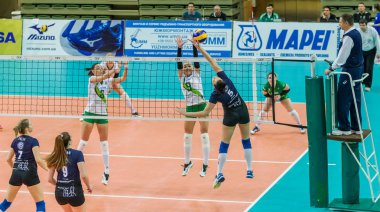 Odessa, Ukrayna 27 Kasım 2018: 2019 CEV Voleybol CUP - Kadınlar 16. Finali Khimik YUZHNY (UKR) - yeşil Swietelsky BEKESCSABA (HUN) - mavi. Resmi Avrupa Voleybol Turnuvası Balosu