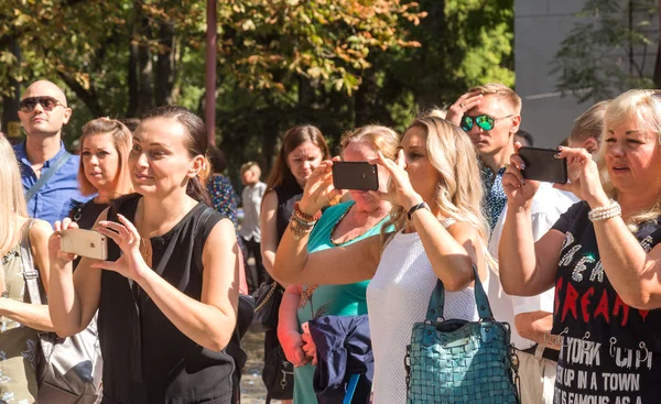 Odessa Ukraina September 2018 Lyckliga Föräldrar Mammor Bilder Sina Smarta — Stockfoto