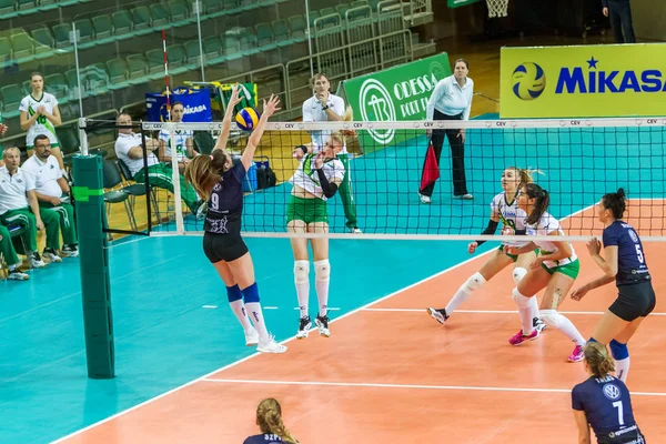 Odessa, Ukrayna 27 Kasım 2018: 2019 CEV Voleybol CUP - Kadınlar 16. Finali Khimik YUZHNY (UKR) - yeşil Swietelsky BEKESCSABA (HUN) - mavi. Resmi Avrupa Voleybol Turnuvası Balosu
