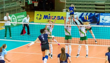 Odessa, Ukrayna 27 Kasım 2018: 2019 CEV Voleybol CUP - Kadınlar 16. Finali Khimik YUZHNY (UKR) - yeşil Swietelsky BEKESCSABA (HUN) - mavi. Resmi Avrupa Voleybol Turnuvası Balosu