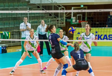 Odessa, Ukrayna 27 Kasım 2018: 2019 CEV Voleybol CUP - Kadınlar 16. Finali Khimik YUZHNY (UKR) - yeşil Swietelsky BEKESCSABA (HUN) - mavi. Resmi Avrupa Voleybol Turnuvası Balosu