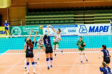 Odessa, Ukrayna 27 Kasım 2018: 2019 CEV Voleybol CUP - Kadınlar 16. Finali Khimik YUZHNY (UKR) - yeşil Swietelsky BEKESCSABA (HUN) - mavi. Resmi Avrupa Voleybol Turnuvası Balosu