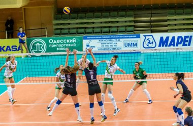 Odessa, Ukrayna 27 Kasım 2018: 2019 CEV Voleybol CUP - Kadınlar 16. Finali Khimik YUZHNY (UKR) - yeşil Swietelsky BEKESCSABA (HUN) - mavi. Resmi Avrupa Voleybol Turnuvası Balosu