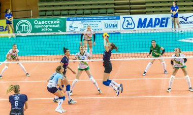 Odessa, Ukrayna 27 Kasım 2018: 2019 CEV Voleybol CUP - Kadınlar 16. Finali Khimik YUZHNY (UKR) - yeşil Swietelsky BEKESCSABA (HUN) - mavi. Resmi Avrupa Voleybol Turnuvası Balosu