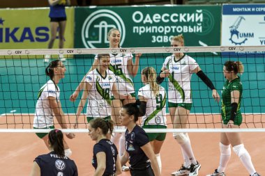Odessa, Ukrayna 27 Kasım 2018: 2019 CEV Voleybol CUP - Kadınlar 16. Finali Khimik YUZHNY (UKR) - yeşil Swietelsky BEKESCSABA (HUN) - mavi. Resmi Avrupa Voleybol Turnuvası Balosu
