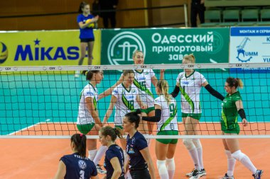 Odessa, Ukrayna 27 Kasım 2018: 2019 CEV Voleybol CUP - Kadınlar 16. Finali Khimik YUZHNY (UKR) - yeşil Swietelsky BEKESCSABA (HUN) - mavi. Resmi Avrupa Voleybol Turnuvası Balosu