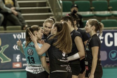 Odessa, Ukrayna 27 Kasım 2018: 2019 CEV Voleybol CUP - Kadınlar 16. Finali Khimik YUZHNY (UKR) - yeşil Swietelsky BEKESCSABA (HUN) - mavi. Resmi Avrupa Voleybol Turnuvası Balosu