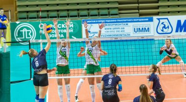 Odessa, Ukrayna 27 Kasım 2018: 2019 CEV Voleybol CUP - Kadınlar 16. Finali Khimik YUZHNY (UKR) - yeşil Swietelsky BEKESCSABA (HUN) - mavi. Resmi Avrupa Voleybol Turnuvası Balosu