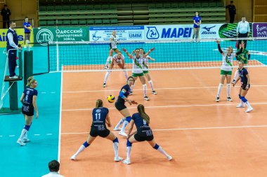 Odessa, Ukrayna 27 Kasım 2018: 2019 CEV Voleybol CUP - Kadınlar 16. Finali Khimik YUZHNY (UKR) - yeşil Swietelsky BEKESCSABA (HUN) - mavi. Resmi Avrupa Voleybol Turnuvası Balosu