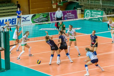 Odessa, Ukrayna 27 Kasım 2018: 2019 CEV Voleybol CUP - Kadınlar 16. Finali Khimik YUZHNY (UKR) - yeşil Swietelsky BEKESCSABA (HUN) - mavi. Resmi Avrupa Voleybol Turnuvası Balosu