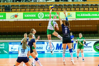 Odessa, Ukrayna 27 Kasım 2018: 2019 CEV Voleybol CUP - Kadınlar 16. Finali Khimik YUZHNY (UKR) - yeşil Swietelsky BEKESCSABA (HUN) - mavi. Resmi Avrupa Voleybol Turnuvası Balosu