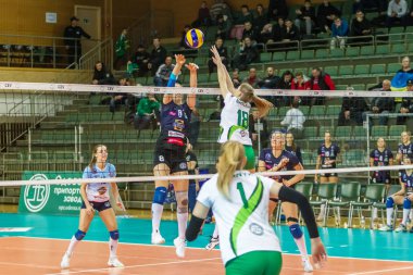 Odessa, Ukrayna 27 Kasım 2018: 2019 CEV Voleybol CUP - Kadınlar 16. Finali Khimik YUZHNY (UKR) - yeşil Swietelsky BEKESCSABA (HUN) - mavi. Resmi Avrupa Voleybol Turnuvası Balosu