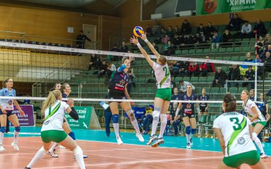 Odessa, Ukrayna 27 Kasım 2018: 2019 CEV Voleybol CUP - Kadınlar 16. Finali Khimik YUZHNY (UKR) - yeşil Swietelsky BEKESCSABA (HUN) - mavi. Resmi Avrupa Voleybol Turnuvası Balosu